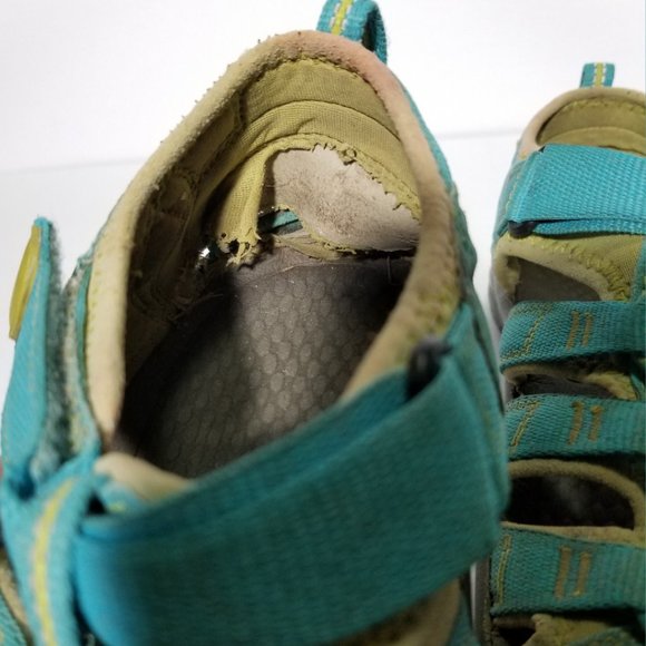 KEEN Blue Strappy Bungee Waterproof Sandals - Picture 6 of 8